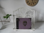 Petit grimoire album photo en tissu violet et cuir noir,crâne, Brunehaut